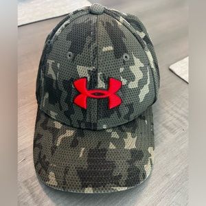 Boys Under Armour camouflage fitted ball cap. Like new, lightly used